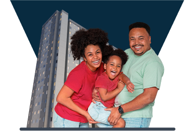 Familia com prédio ao fundo.
