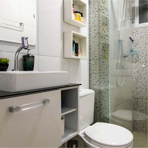 Banheiro pequeno com armário e nichos brancos | Apartamento Minha Casa Minha Vida | Tenda.com