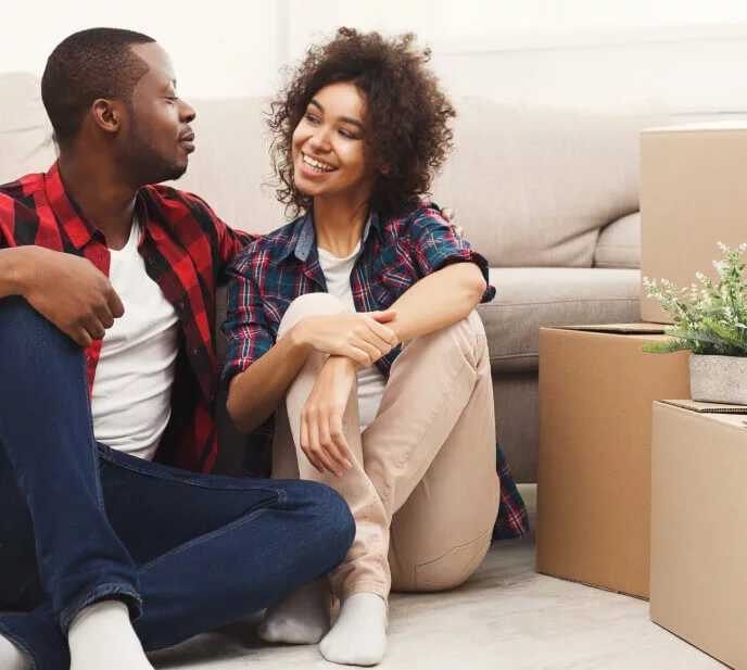 Foto de um casal com caixas de mudança | Apartamentos à venda | Tenda.com