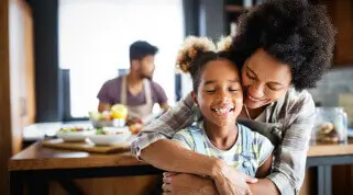 Foto de mãe e filha abraçadas | Tenda.com