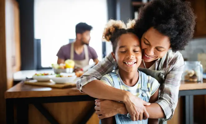 Foto de mãe e filha abraçadas | Tenda.com