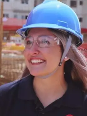 Foto de uma funcionária da Construtora Tenda em uma obra sorrindo | Estágio Tenda | Trabalhe Conosco | Sobre a Tenda | Tenda.com