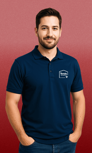 Corretor autônomo vestindo uniforme do programa Tenda Vendas, simbolizando profissionalismo e confiança.