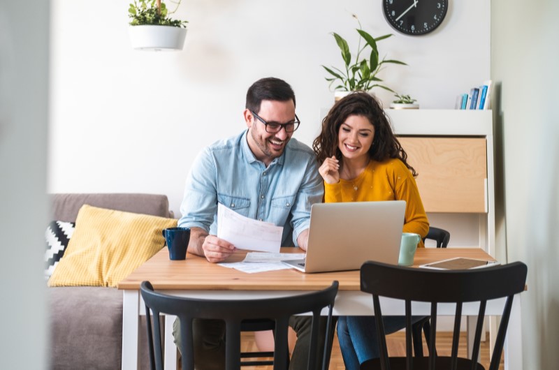 Como ganhar dinheiro com programa de afiliados | Foto de um casal pesquisando na internet | Economia e renda extra | Eu Dou Conta