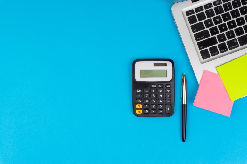 Defina um orçamento | Foto de uma calculadora ao lado de um notebook, uma caneta e alguns papeis | Economia e renda extra | Eu dou conta