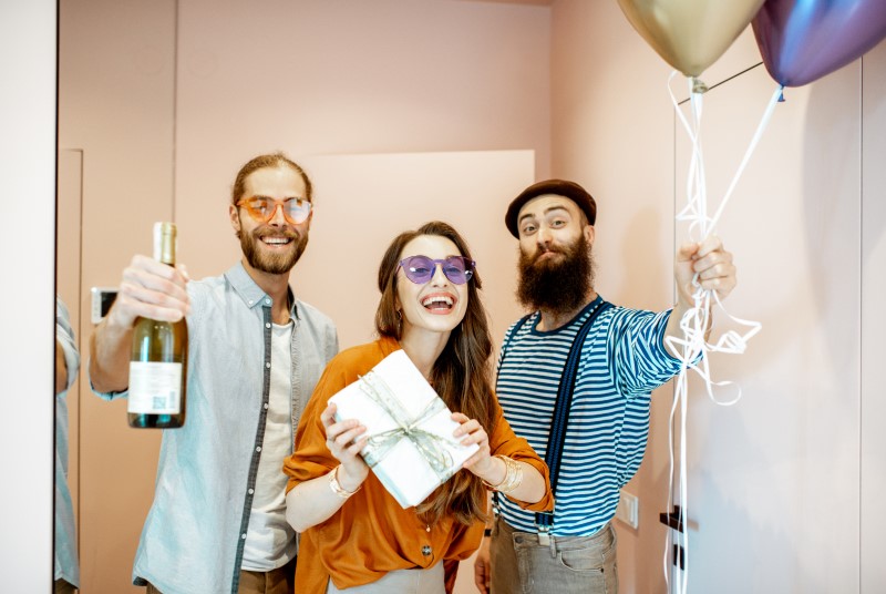 Escolha o local da sua festa | Foto de um grupo de 3 amigos participando de uma festa | Economia e renda extra | Eu dou conta