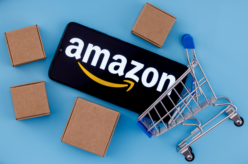 Como ser um afiliado da Amazon | Foto de um celular com logo da Amazon | Economia e renda extra | Eu Dou Conta