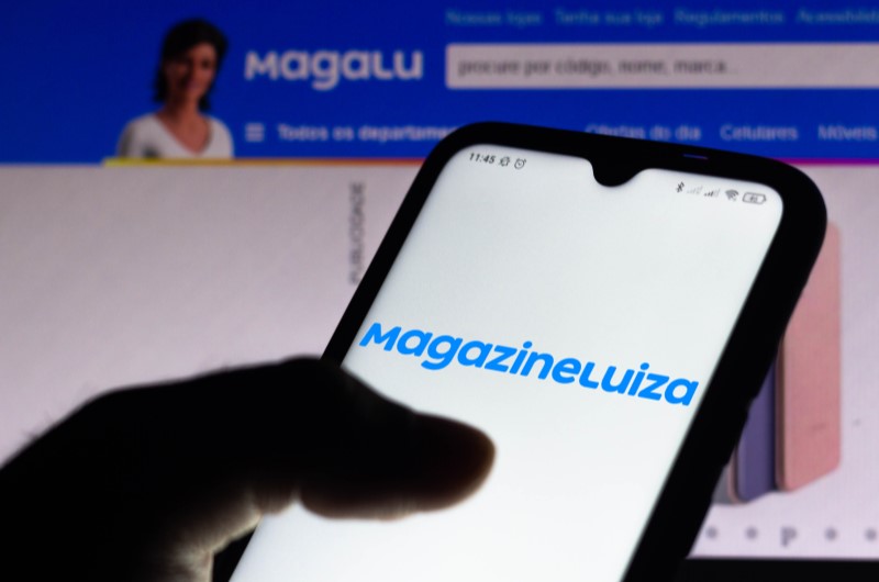 Como ser um afiliado do Magazine Luiza | Foto de um celular com logo da Magazine Luiza | Economia e renda extra | Eu Dou Conta