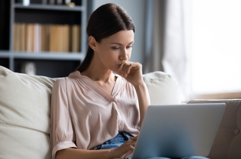 Tipos de empréstimo para MEI | Mulher olhando para o notebook | Dúvidas sobre dívidas | Eu Dou Conta