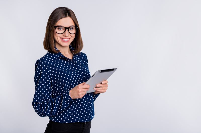 O que é CNPJ | Mulher segurando um tablet | Como limpar o seu nome | Eu Dou Conta