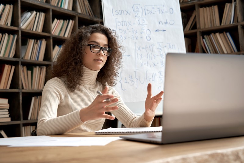 Dê aulas particulares | Foto de uma moça dando aula online | Economia e renda extra | Eu Dou Conta