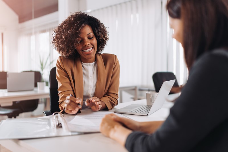 Dê consultorias | Foto de uma mulher dando consultoria para outra pessoa | Economia e renda extra | Eu Dou Conta