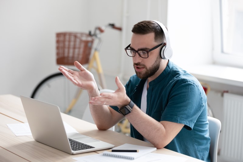 Faça testes online de app e sites | Foto de um homem em reunião online | Economia e renda extra | Eu Dou Conta