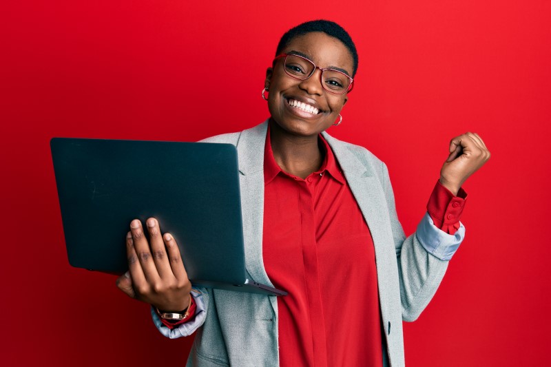 Seja freelancer | Foto de uma moça sorrindo com notebook na mão | Eu Dou Conta