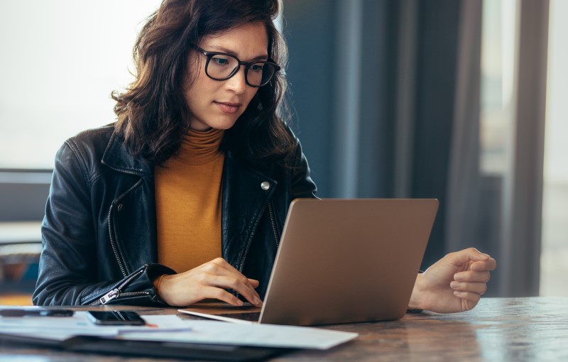 Responda pesquisas online | Foto de uma mulher pesquisando na internet | Eu Dou Conta