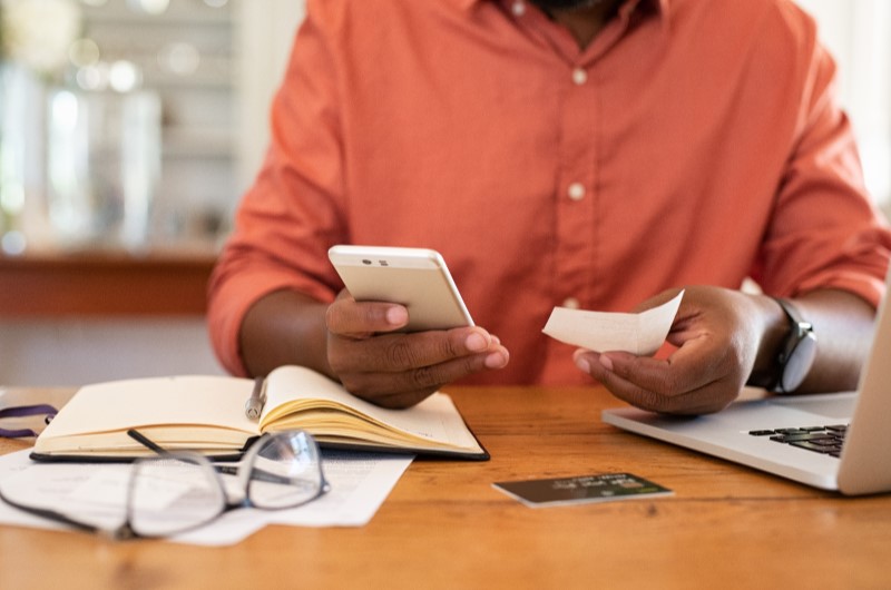 Cálculo da aposentadoria | Foto de um homem fazendo contas no celular | Economia e renda extra | Eu Dou Conta