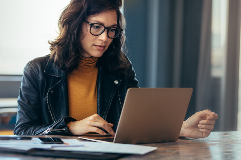 Regimes de trabalho | Mulher empreendedora trabalhando no computador | Como limpar o seu nome