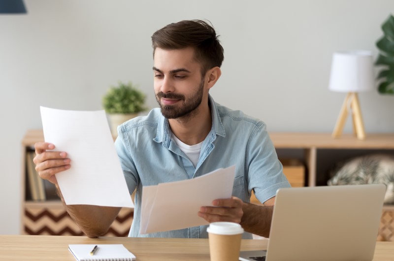 Regras do financiamento imobiliário | Foto de um homem segurando documentos | Dúvidas sobre dívidas | Eu Dou Conta