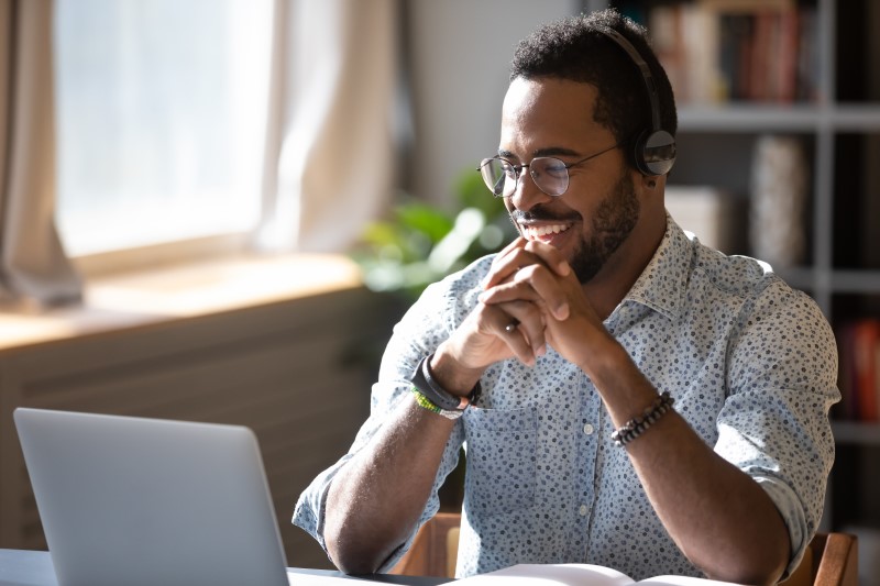 Vantagens de ser afiliado digital | Foto de um homem feliz numa reunião online | Economia e renda extra | Eu Dou Conta