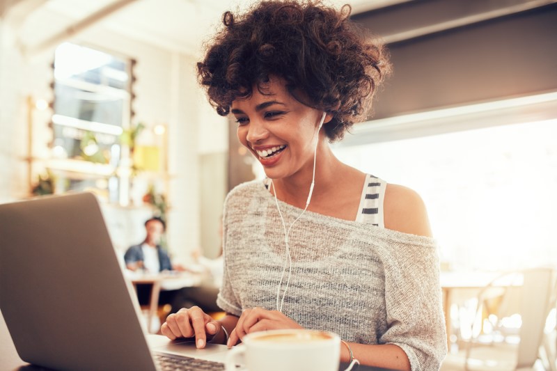 Como ser um afiliado da Eduzz | Foto de uma mulher feliz comprando pela internet | Economia e renda extra | Eu Dou Conta