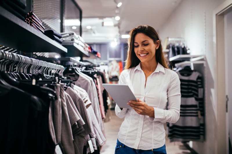 Como ser um afiliado da C&A | Foto de uma mulher comprando numa loja de roupas | Economia e renda extra | Eu Dou Conta