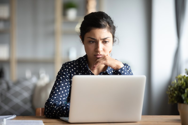 Como funciona o programa de afiliados | Foto de um homem com dúvida olhando para o celular | Economia e renda extra | Eu Dou Conta