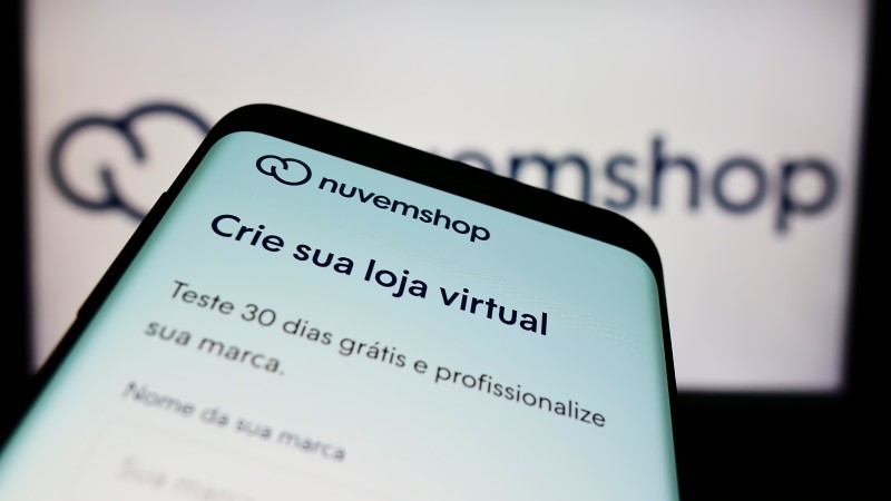 Como ser uma afiliado da NuvemShop | Foto de um celular com o logo da NuvemShop | Economia e renda extra | Eu Dou Conta