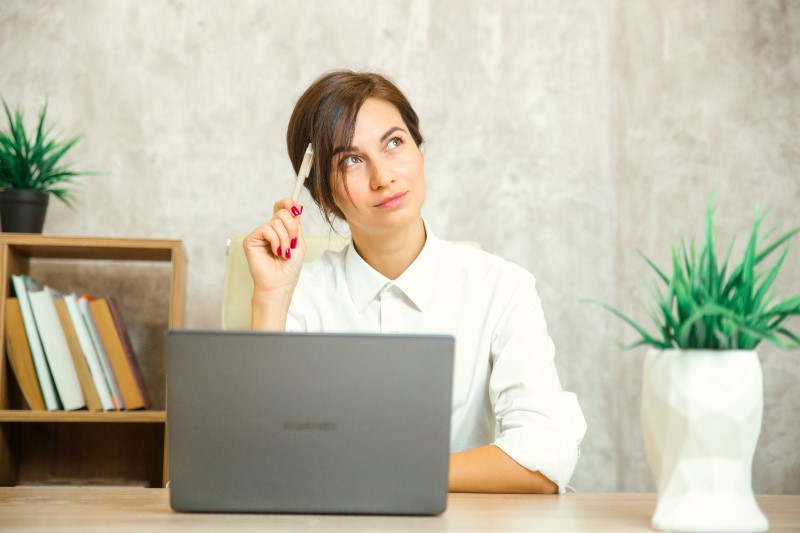 O que é programa de afiliados | Foto de uma mulher com dúvida na frente do computador | Economia e renda extra | Eu Dou Conta