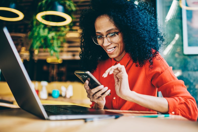 Como trabalhar como afiliado | Foto de uma mulher comprando pelo celular | Economia e renda extra | Eu Dou Conta