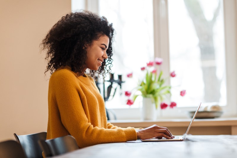 Como divulgar os produtos do programa de afiliados | Foto de uma mulher trabalhando no computador | Economia e renda extra | Eu Dou Conta