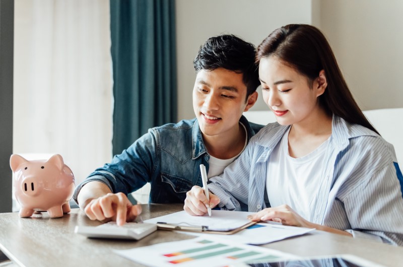 O que é planejamento financeiro | Foto de um casal planejando suas finanças | Como limpar o seu nome | Eu Dou Conta