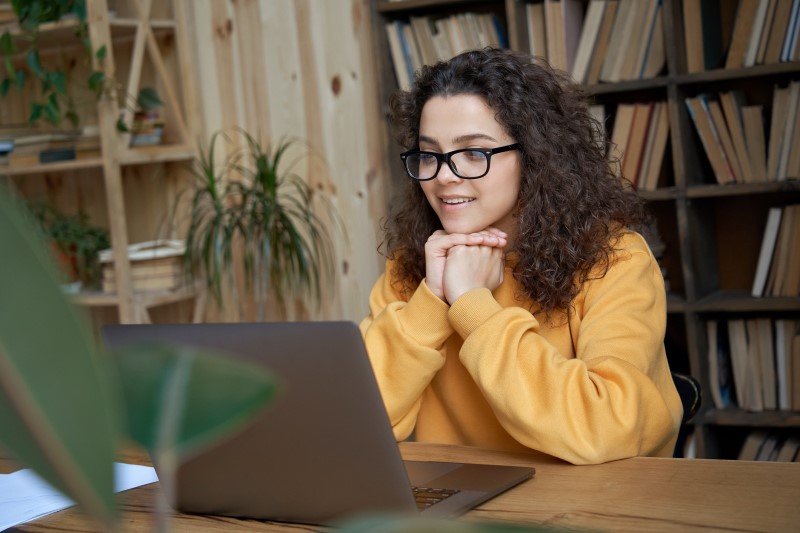 Dúvidas sobre Imposto de Renda | Foto de uma jovem mulher pesquisando na internet | Dúvidas sobre dívidas | Eu Dou Conta