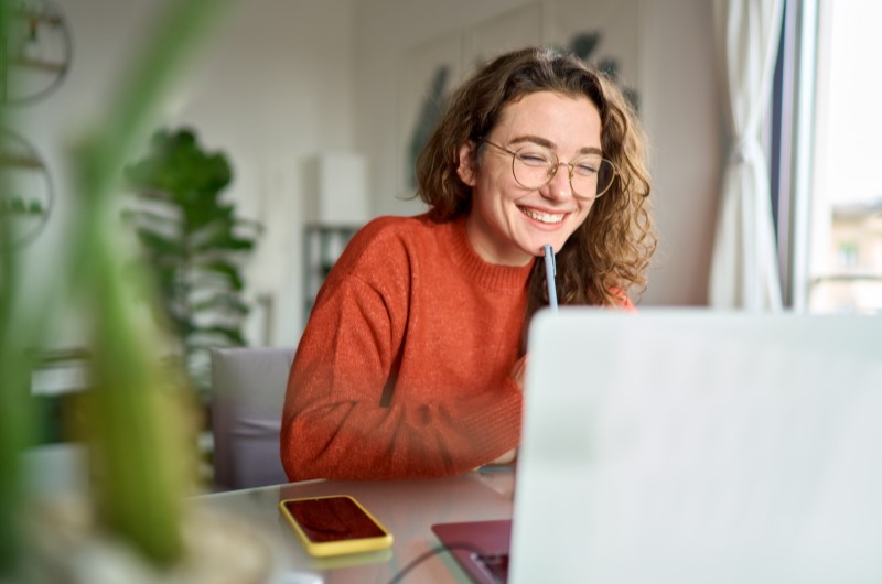 Como se tornar um afiliado Clickers | Foto de uma moça utilizando o computador | Economia e renda extra | Eu Dou Conta