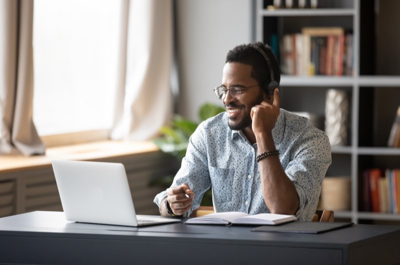 Como se tornar um afiliado? | Foto de um homem pesquisando no computador | Economia e renda extra | Eu Dou Conta 