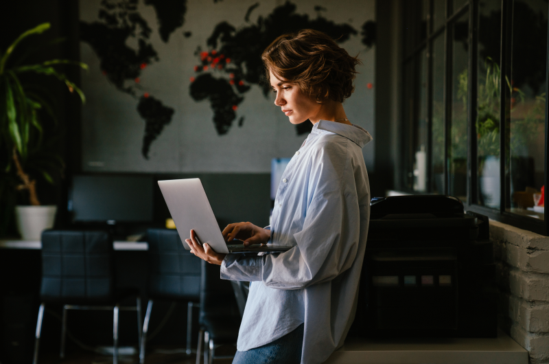 O que é um profissional liberal | Foto de uma mulher concentrada usando o notebook | Economia e renda extra | Blog Eu Dou Conta