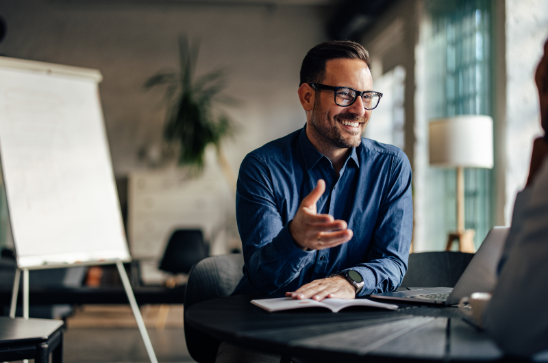 Quais são as vantagens e desvantagens de ser um profissional liberal | Foto de um homem trabalhando sorridente usando o notebook | Economia e renda extra | Blog Eu Dou Conta