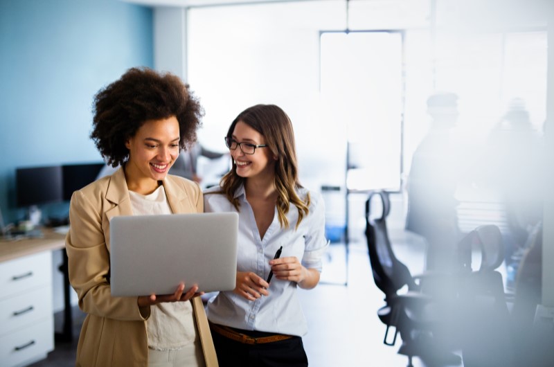 Qual a diferença entre MEI e profissional liberal | Foto de duas mulheres conversando e sorrindo | Economia e renda extra | Blog Eu Dou Conta