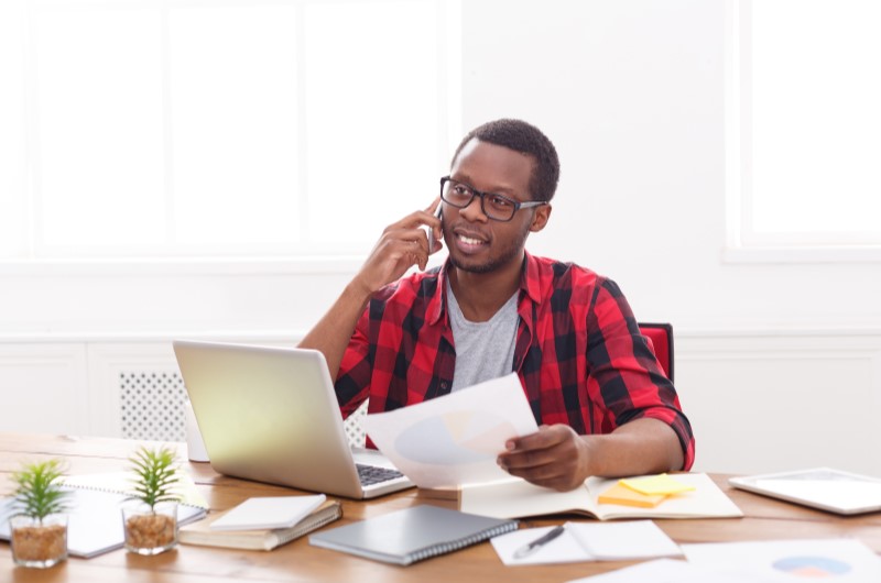 Conheça os principais tipos de empréstimo | Foto de um homem examinando alumas papeis | Dúvidas sobre dívidas | Blog Eu Dou Conta 