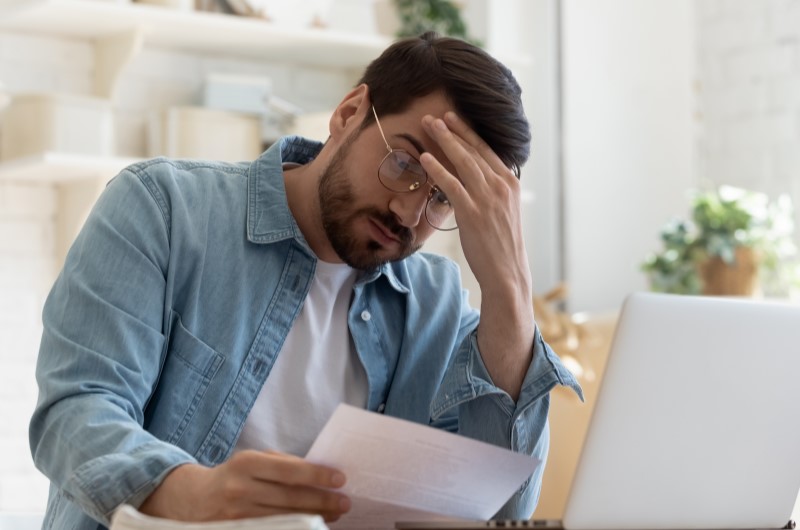 Mantenha a disciplina | Foto de um homem focado enquanto segura um papel | Economia e renda extra | Blog Eu Dou Conta 