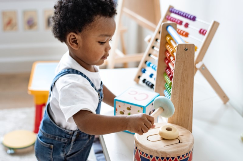 Como escolher o presente certo para o Dia das Crianças | Foto de uma criança brincando | Economia e renda extra | Eu Dou Conta