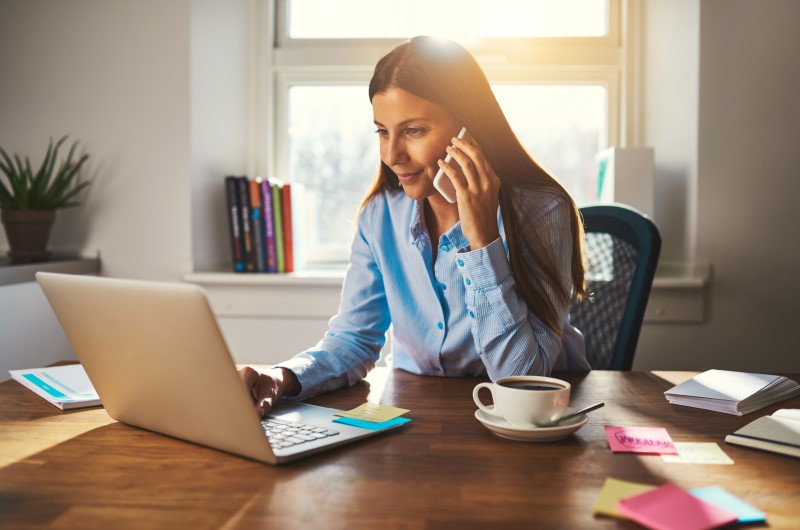 Pesquise os fornecedores | Foto de uma mulher concentrada enquanto usa o notebook | Economia e renda extra | Eu Dou Conta 