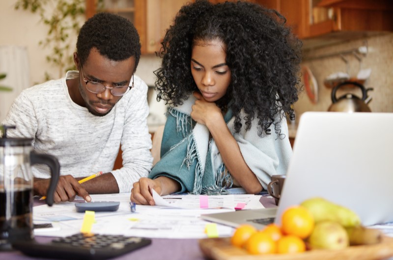 Saiba quais são os seus objetivos | Foto de um casal fazendo contas | Economia e renda extra | Eu Dou Conta 