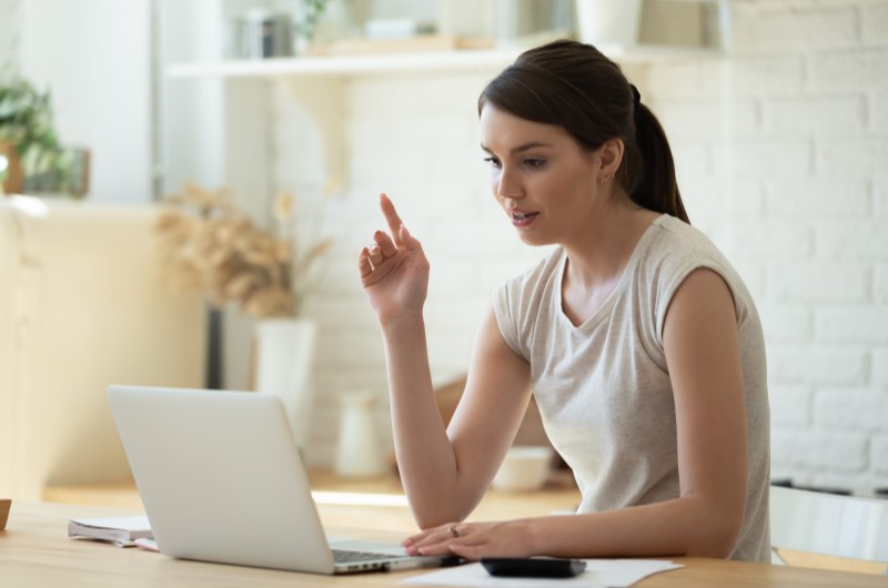 Características do MEI | Foto de uma mulher usando a calculadora e notebook | Economia e renda extra | Eu Dou Conta 