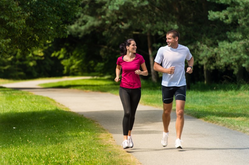 Profissões que podem ser autônomo | Foto de um personal trainer e um cliente fazendo caminhada no parque | Economia e renda extra | Eu Dou Conta 