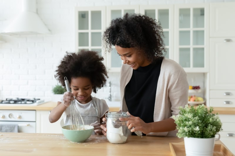 Como evitar desperdício de alimentos em casa? | Foto de uma mãe e filha cozinhando juntas na cozinha | Eu Dou Conta | Blog da Tenda