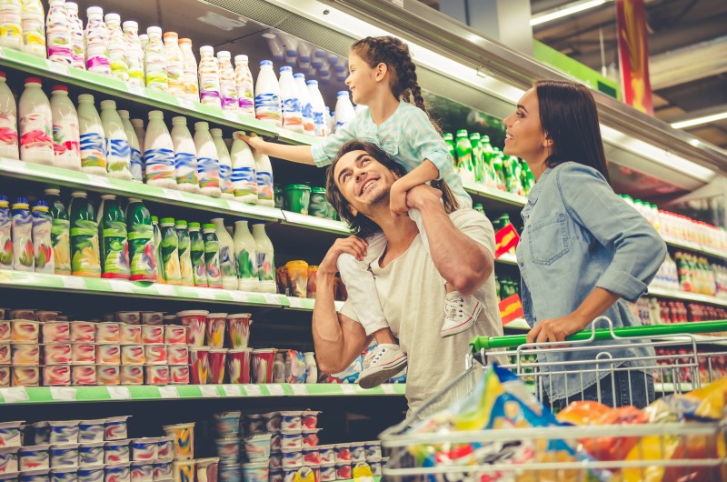 O que é um planejamento alimentar? | Foto de uma família feliz fazendo compras no supermercado | Eu Dou Conta | Blog da Tenda