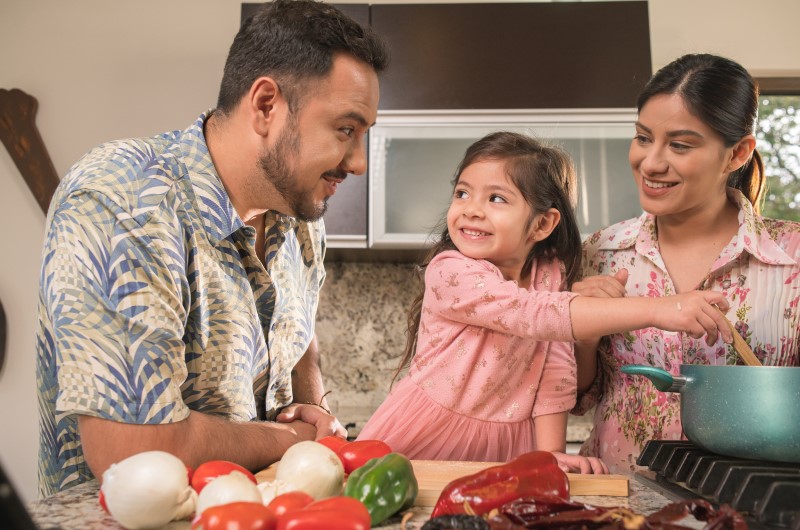 Planejamento alimentar: organize o cardápio da semana | Foto de uma família cozinhando uma refeição saudável | Eu Dou Conta | Blog da Tenda