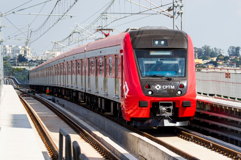 Transporte público | Foto de um trem da empresa de transporte público CPTM | Trilha da Conquista | Blog da Tenda 