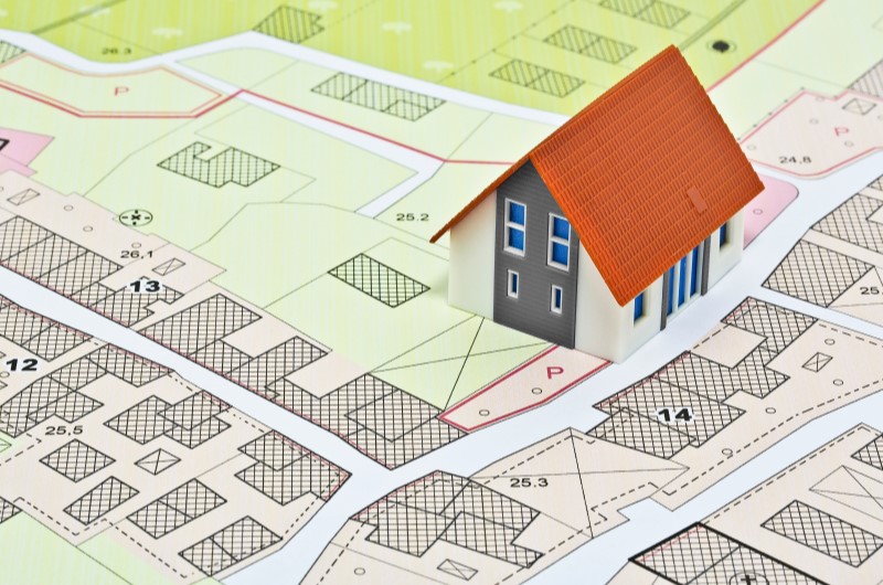 Bairro planejado | Foto de uma casinha sobre um mapa | Trilha da Conquista | Blog da Tenda