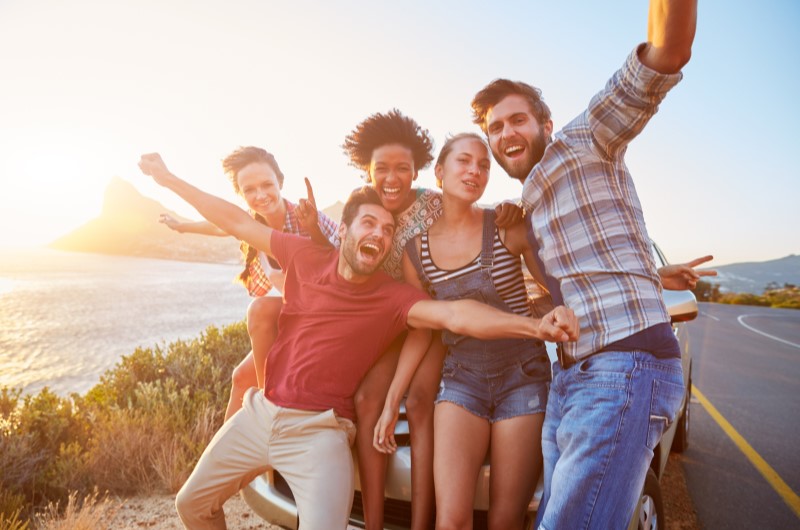 Faça fantasias com os amigos | Foto de um grupo de amigos na estrada | Eu Dou Conta | Blog da Tenda